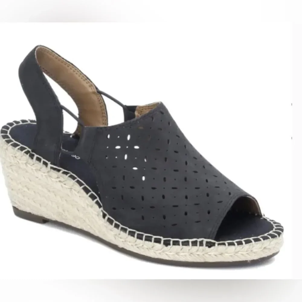 NWOT Clarks Women’s Petrine Gail Navy Nubuck Wedge size 10.